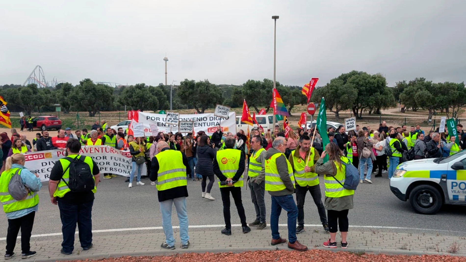 GRAFCAT7155. VILA-SECA (TARRAGONA), 19/04/2025.- Cientos de trabajadores en huelga protestan esta mañana frente a las puertas de PortAventura World, dificultando el acceso a las instalaciones del parque temático a otros empleados, coincidiendo con la jornada de huelga convocada por las secciones sindicales de UGT y CCOO. EFE/Javier Díaz