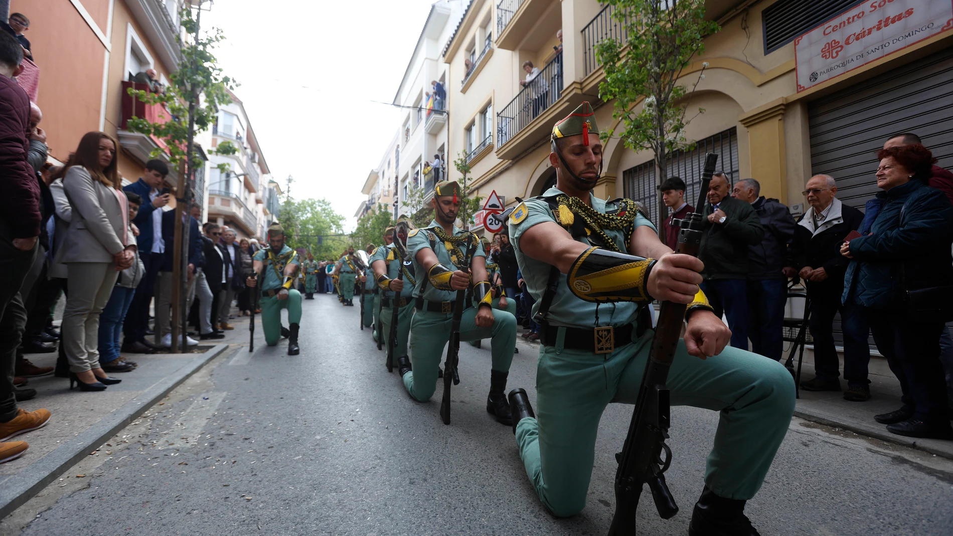CABRA (CÓRDOBA), 19/04/2025.- La escuadra de gastadores, banda de guerra y sección de honores pertenecientes al Tercio Duque de Alba 2º de La Legión de Ceutas durante la procesión de la Virgen de la Soledad y Quinta Angustia de Cabra (Córdoba). EFE/Salas