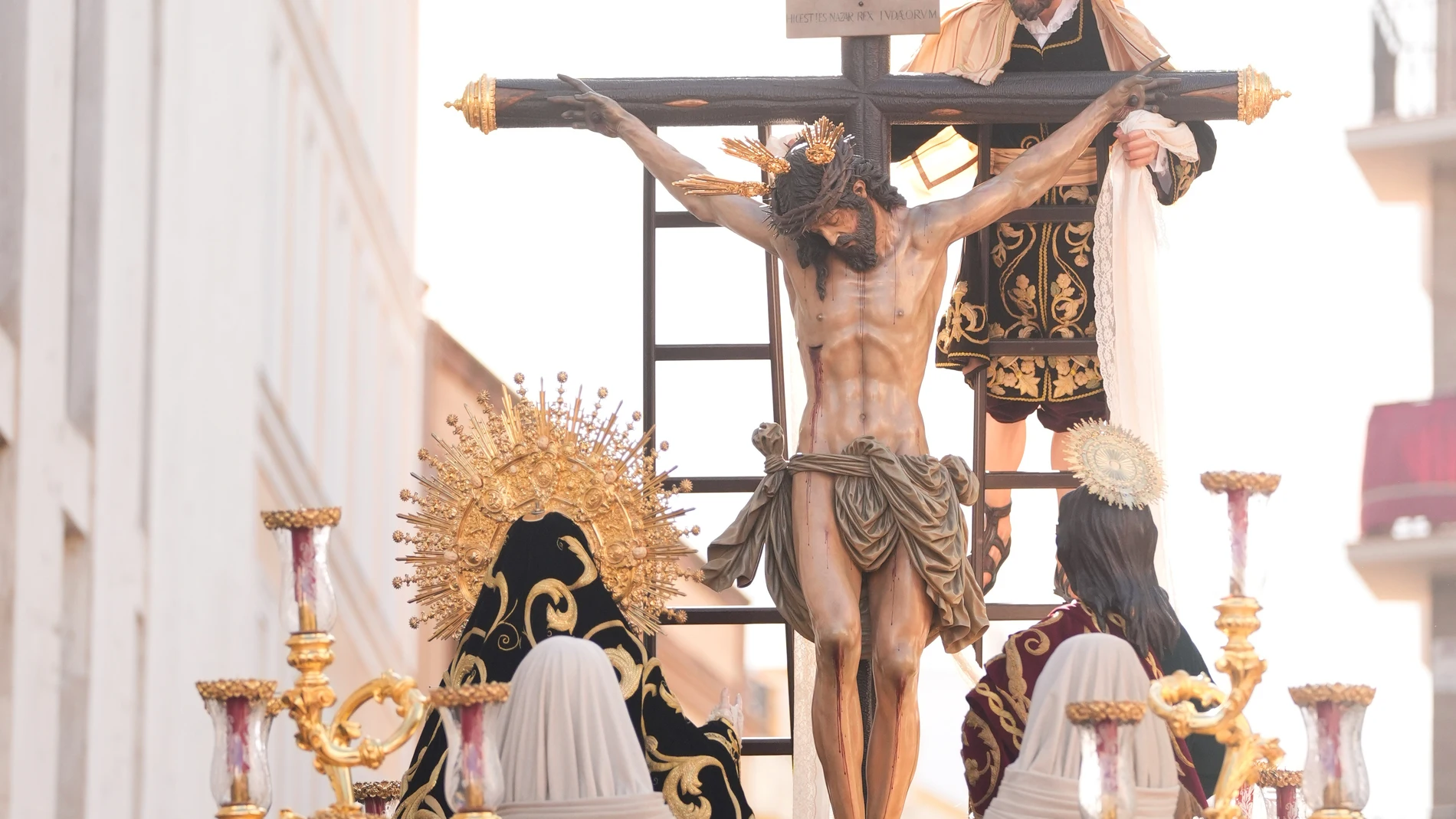 Imágenes de las procesiones de hacen estación de penitencia hoy Sábado Santo en Sevilla. A 19 de abril de 2025, en Sevilla (Andalucía, España). La Semana Santa es una de las celebraciones más importantes para los católicos, y en Sevilla adquiere una dimensión especial. Durante más de una semana, la ciudad se transforma: cerca de sesenta cofradías recorren sus calles entre el Viernes de Dolores y el Domingo de Resurrección, acompañadas por miles de nazarenos, costaleros, músicos y devotos. 19...