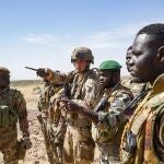Una patrulla conjunta entre los soldados franceses de la fuerza Barkhane y los soldados de las Fuerzas Armadas Malienses en una foto de archivo