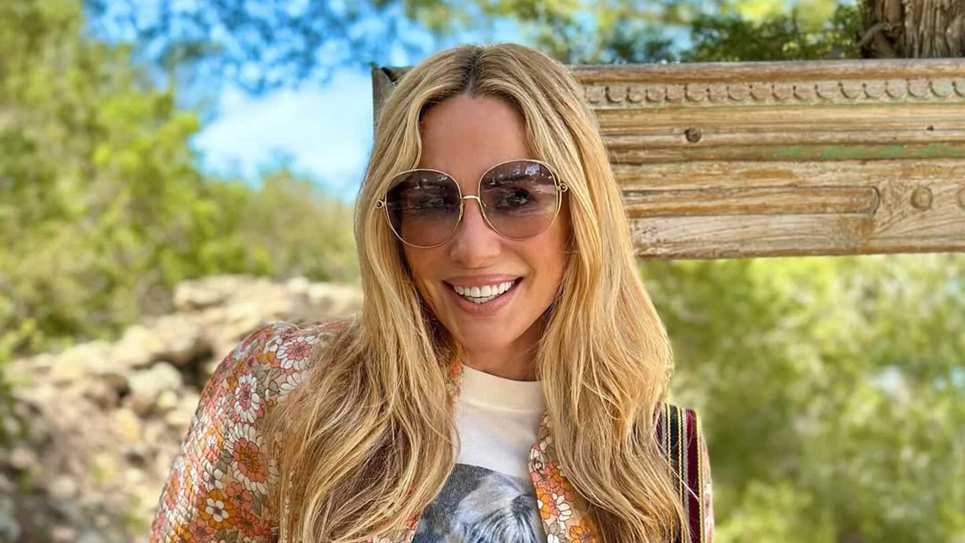 Marta Sánchez en Ibiza con look bohemio.