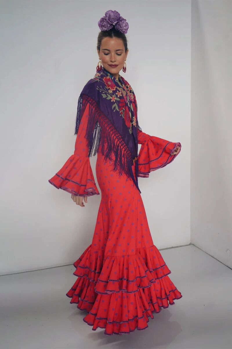 Traje de flamenca en rojo y morado.