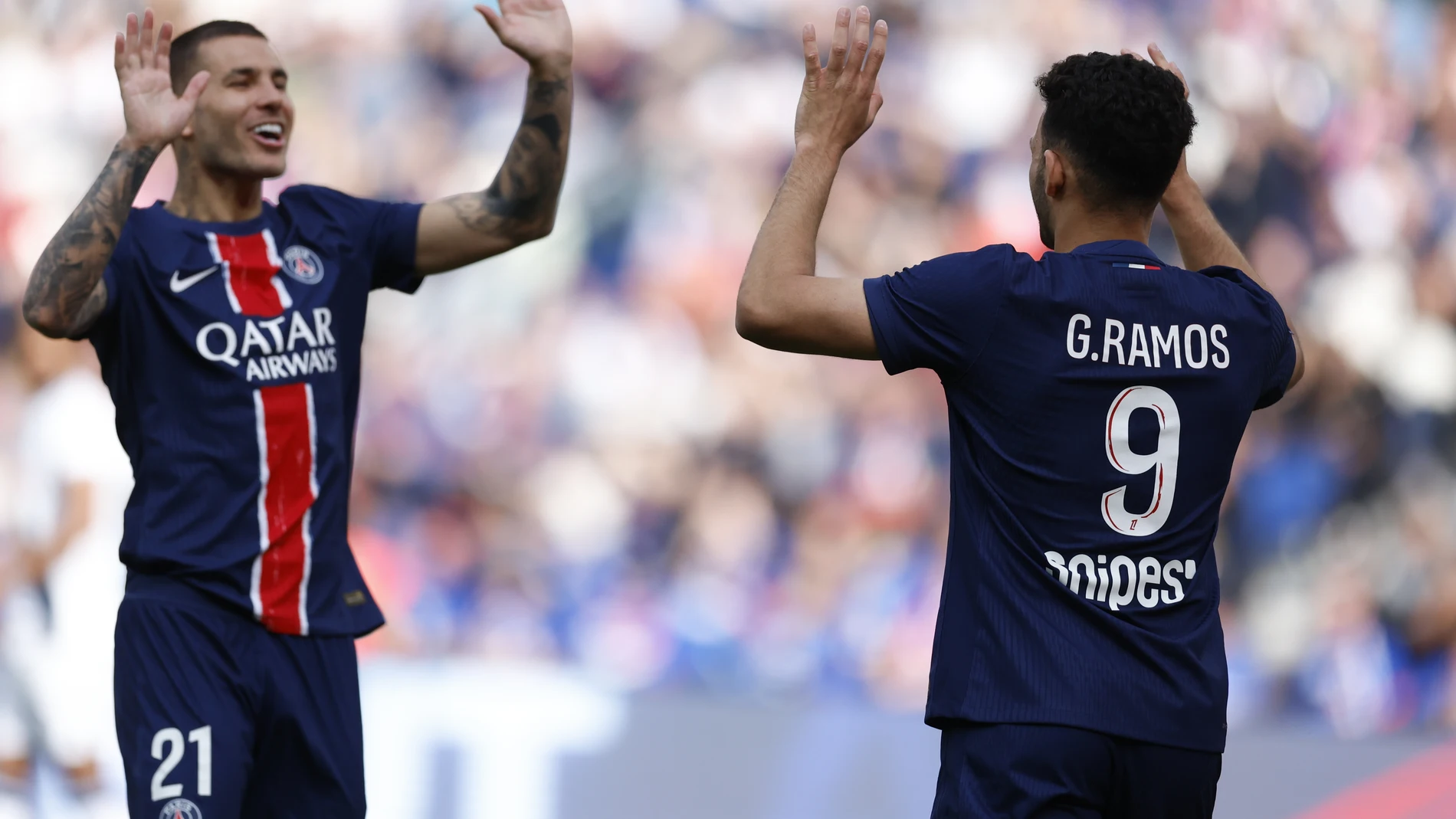 PARIS (France), 19/04/2025.- Matias Ramos Goncalo of PSG celebrates with Lucas Hernandez after scoring the 2-0 lead during the French Ligue 1 soccer match between Paris Saint Germain (PSG) and Le Havre, in Paris, France, 19 April 2025. (Francia) EFE/EPA/Mohammed Badra