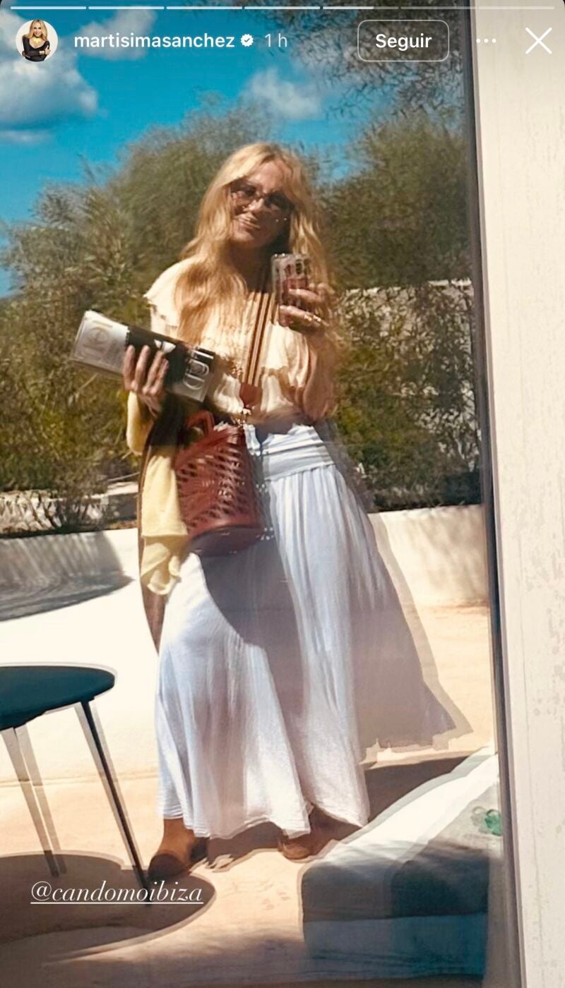 Marta Sánchez con falda bohemia en Ibiza.