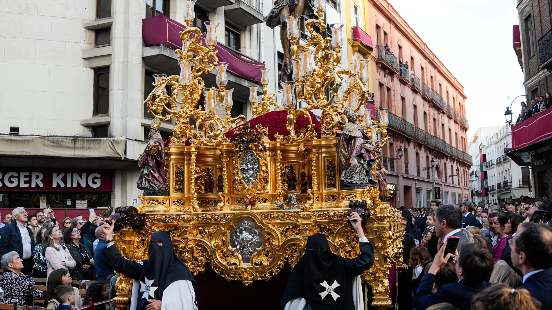 Imágenes realizadas en la tarde del Viernes Santo, a 18 de abril de 2025 en Sevilla (Andalucía, España). En el segundo día del Triduo de la pascua de Resurrección del Señor Jesucristo, en la ciudad de Sevilla, las hermandades del día pudieron realizar su Estación de Penitencia a la Catedral Metropolitana19 ABRIL 2025Joaquin Corchero / Europa Press18/04/2025