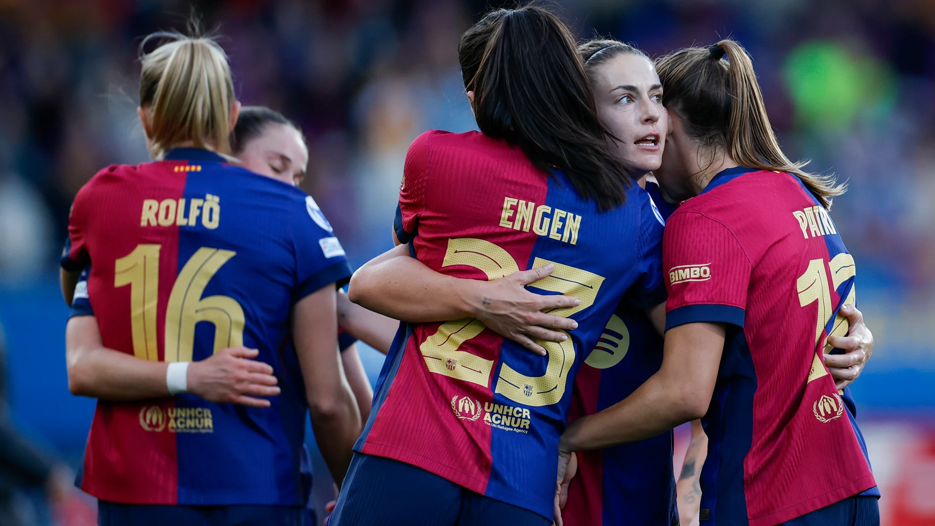 SANT JOAN DESPÍ (BARCELONA), 20/04/2025.- Las jugadoras del FC Barcelona celebran la victoria tras el partido entre FC Barcelona y Chelsea FC de la ida de semifinales de la Liga de Campeones femenina, este domingo en el estadio Johan Cruyff de Sant Joan Despí (Barcelona). EFE/ Alberto Estévez