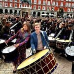 El alcalde de Madrid, José Luis Martínez-Almeida, junto a la alcaldesa de Zaragoza, Natalia Chueca, en la tradicional tamborrada celebrada este domingo en la plaza Mayor de Madrid con la que se pone fin a la Semana Santa en la capital de España.