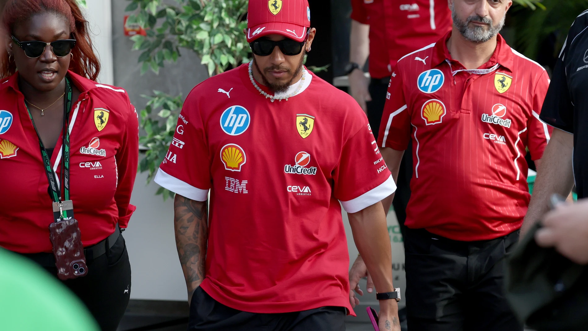 JEDDAH (Saudi Arabia), 20/04/2025.- Scuderia Ferrari driver Lewis Hamilton of Britain arrives before the Formula 1 Saudi Arabian Grand Prix at the Jeddah Corniche Circuit in Jeddah, Saudi Arabia, 20 April 2025. (Fórmula Uno, Arabia Saudita, Reino Unido) EFE/EPA/ALI HAIDER