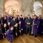 El presidente de Castilla y León, Alfonso Fernández Mañueco, junto a unos cofrades salmantinos