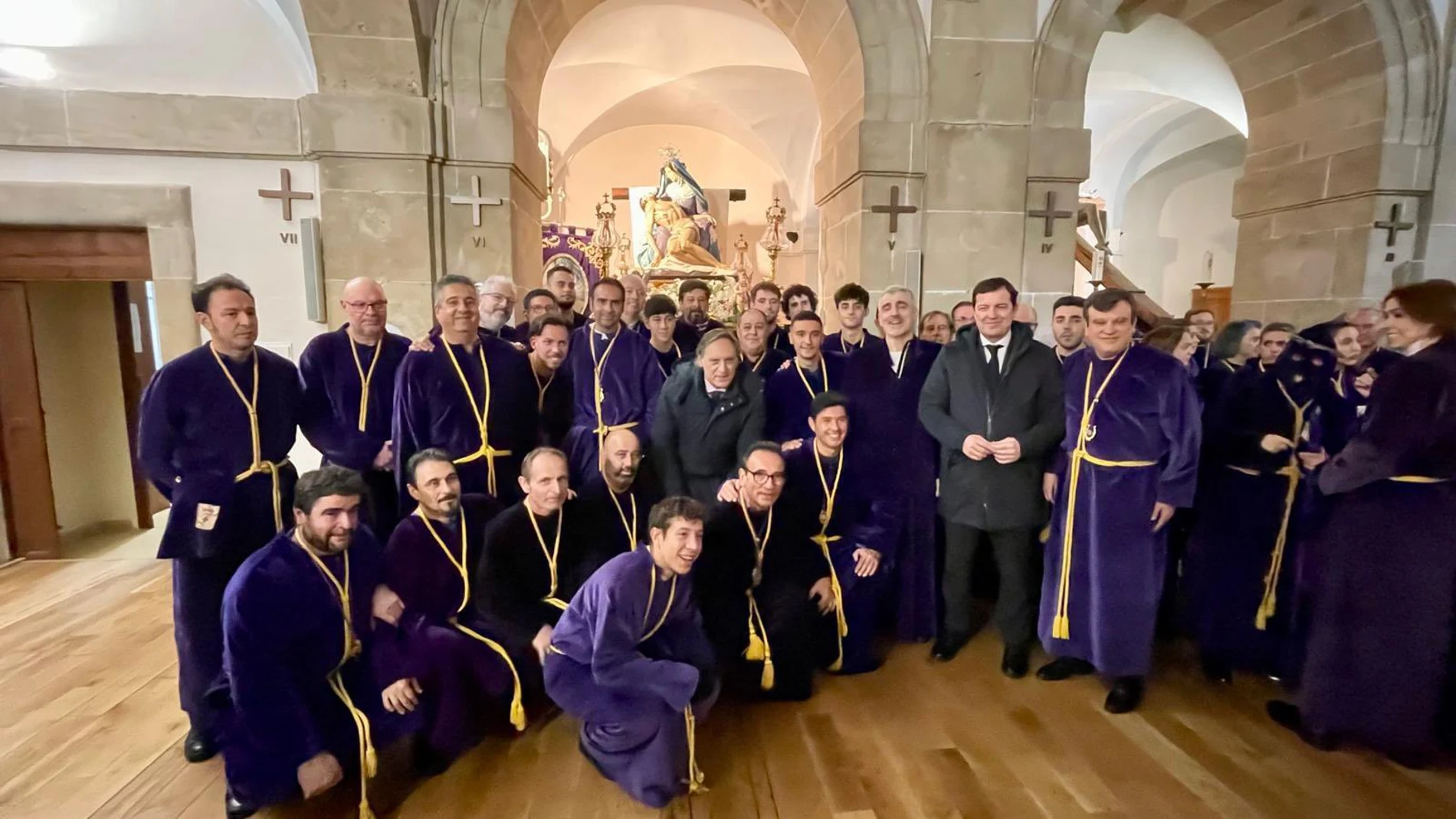 El presidente de Castilla y León, Alfonso Fernández Mañueco, junto a unos cofrades salmantinos