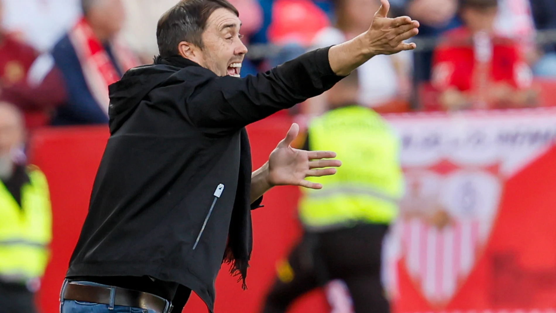SEVILLA, 20/04/2025.- El entrenador argentino del Alavés Eduardo Coudet durante el partido de la jornada 32 de LaLiga que Sevilla FC y Deportivo Alavés disputan este domingo en el estadio Sánchez-Pizjuán, en Sevilla. EFE/José Manuel Vidal