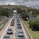 Retenciones en la A-6 a la altura de la localidad vallisoletana de Tordesillas