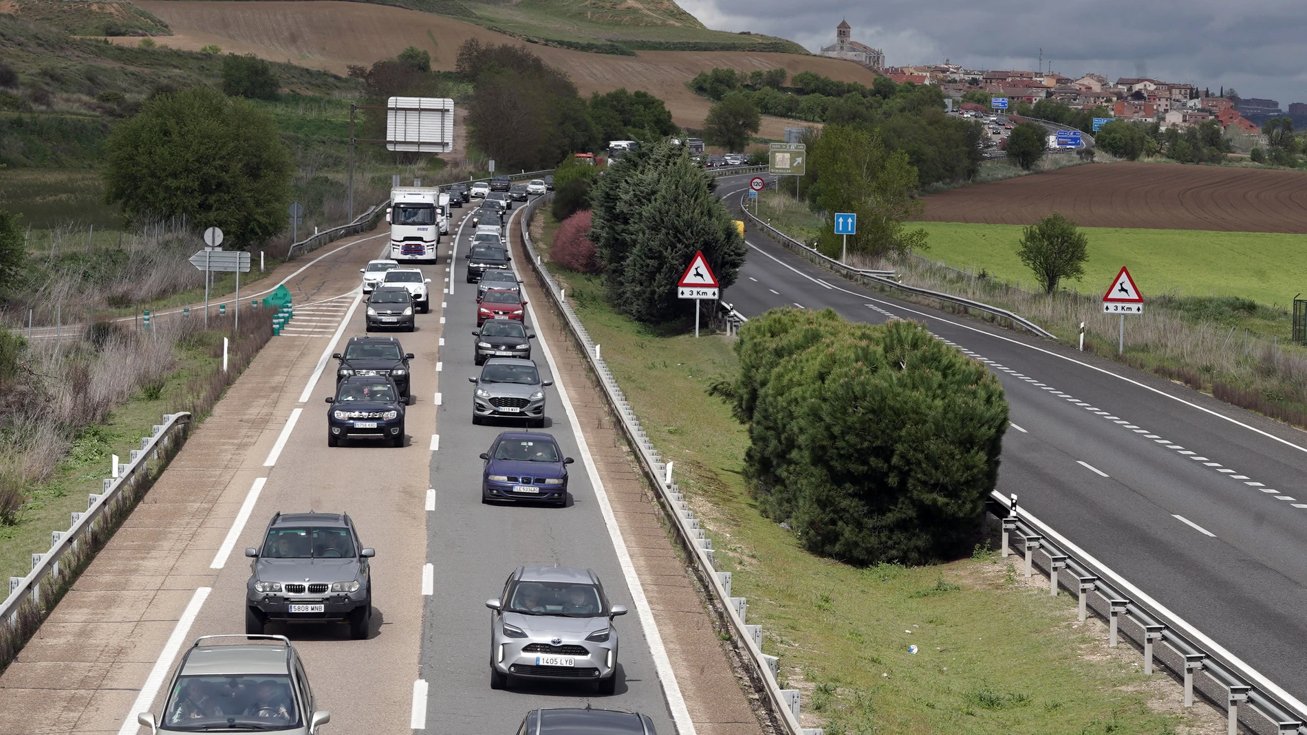 Retenciones en la A-6 a la altura de la localidad vallisoletana de Tordesillas