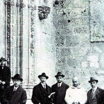 García Lorca a la puerta de la Cartuja de Miraflores