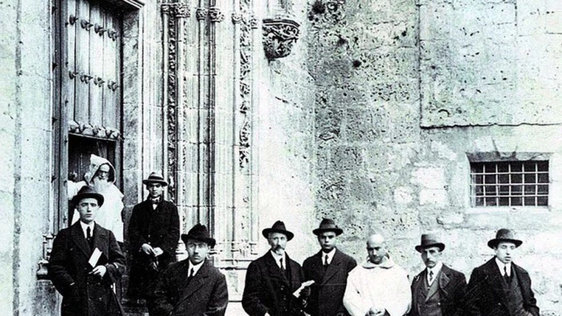 García Lorca a la puerta de la Cartuja de Miraflores