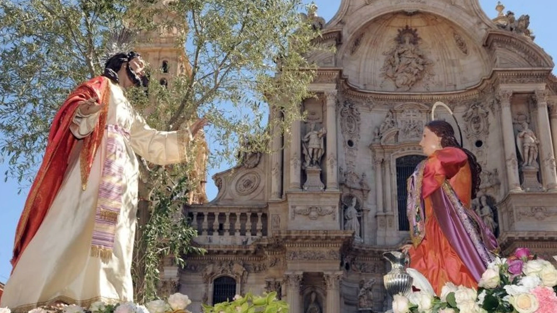 La cofradía del Resucitado pone fin a la Semana Santa de Murcia este Domingo de Resurrección