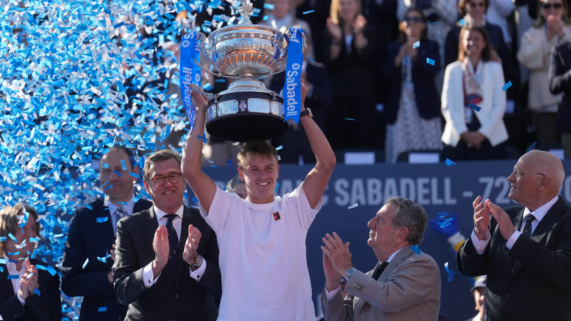 BARCELONA, 19/04/2025.- El tenista danés Holger Rune levanta el trofeo tras su victoria ante el español Carlos Alcaraz en la final del Barcelona Open Banc Sabadell-Trofeo Conde de Godó disputado este domingo en Barcelona. EFE/Enric Fontcuberta
