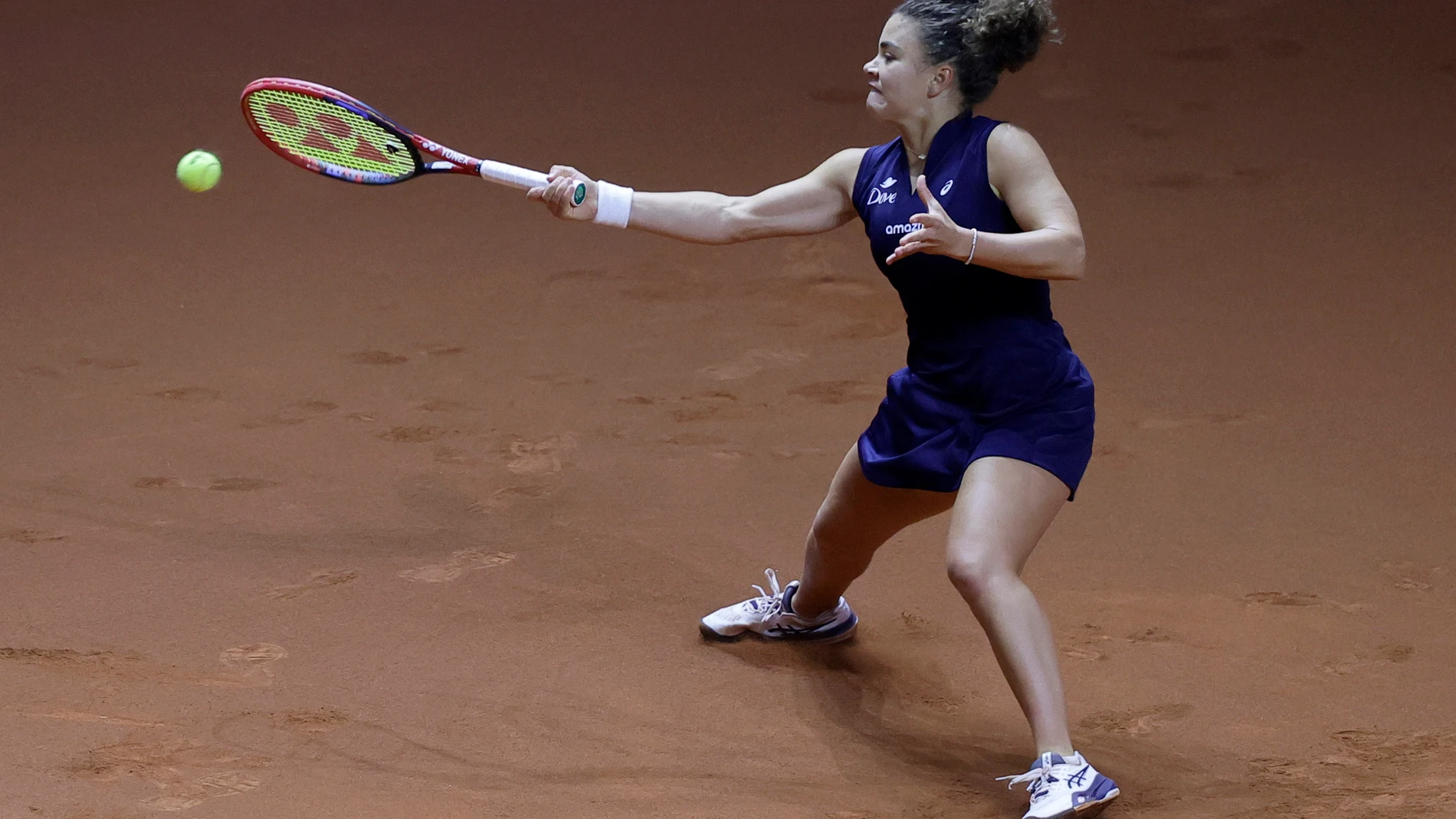 STUTTGART (Germany), 20/04/2025.- Jasmine Paolini of Italy in action during her semi final match against Aryna Sabalenka of Belarus at the WTA Tennis Grand Prix tournament in Stuttgart, Germany, 20 April 2025. (Tenis, Bielorrusia, Alemania, Italia) EFE/EPA/RONALD WITTEK