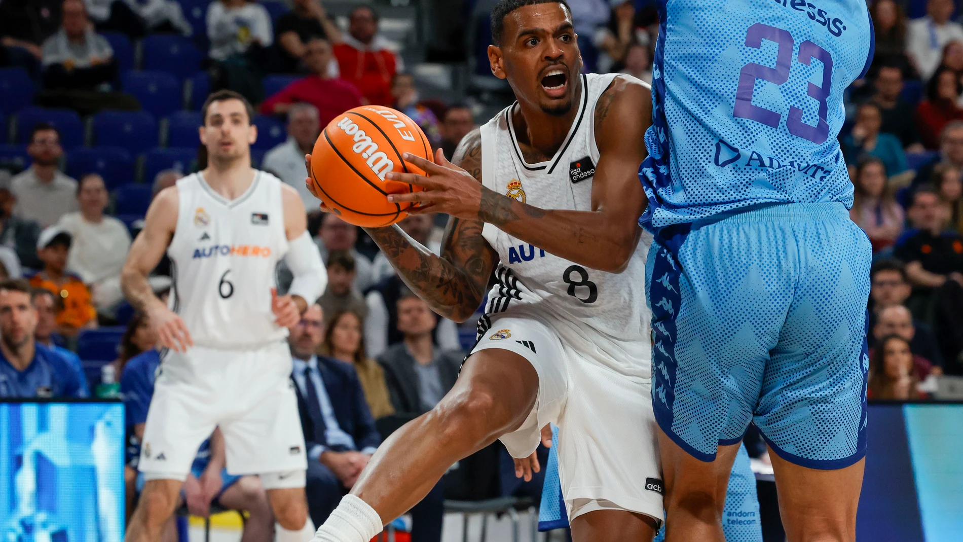 FOTODELDÍA - MADRID, 20/04/2025.- Xavier Rathan-Mayes, del Real Madrid, ante Felipe Dos Anjos, del Morabanc Andorra, durante el partido de la jornada 28 de la Liga Endesa disputado este domingo en Madrid. EFE/Zipi Aragón
