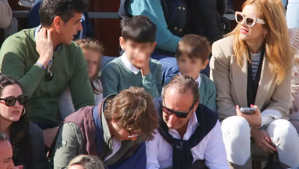 Víctor Janeiro y Beatriz Trapote, acompañados de sus hijos, testigos del emotivo tributo a Paquirri