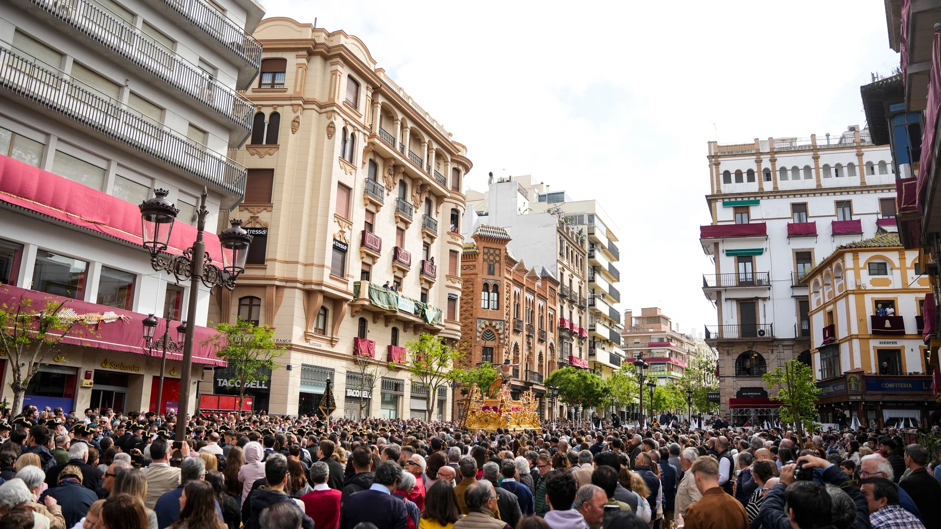 Imágenes realizadas en la mañana del Domingo de Resurrección , a 20 de abril de 2025 en Sevilla (Andalucía, España). En la festividad de la Pascua de la Resurrección, y contra la meteorología, La hermandad de la Resurrección ha salido a las calles de Sevilla. 20 ABRIL 2025 Joaquin Corchero / Europa Press 20/04/2025