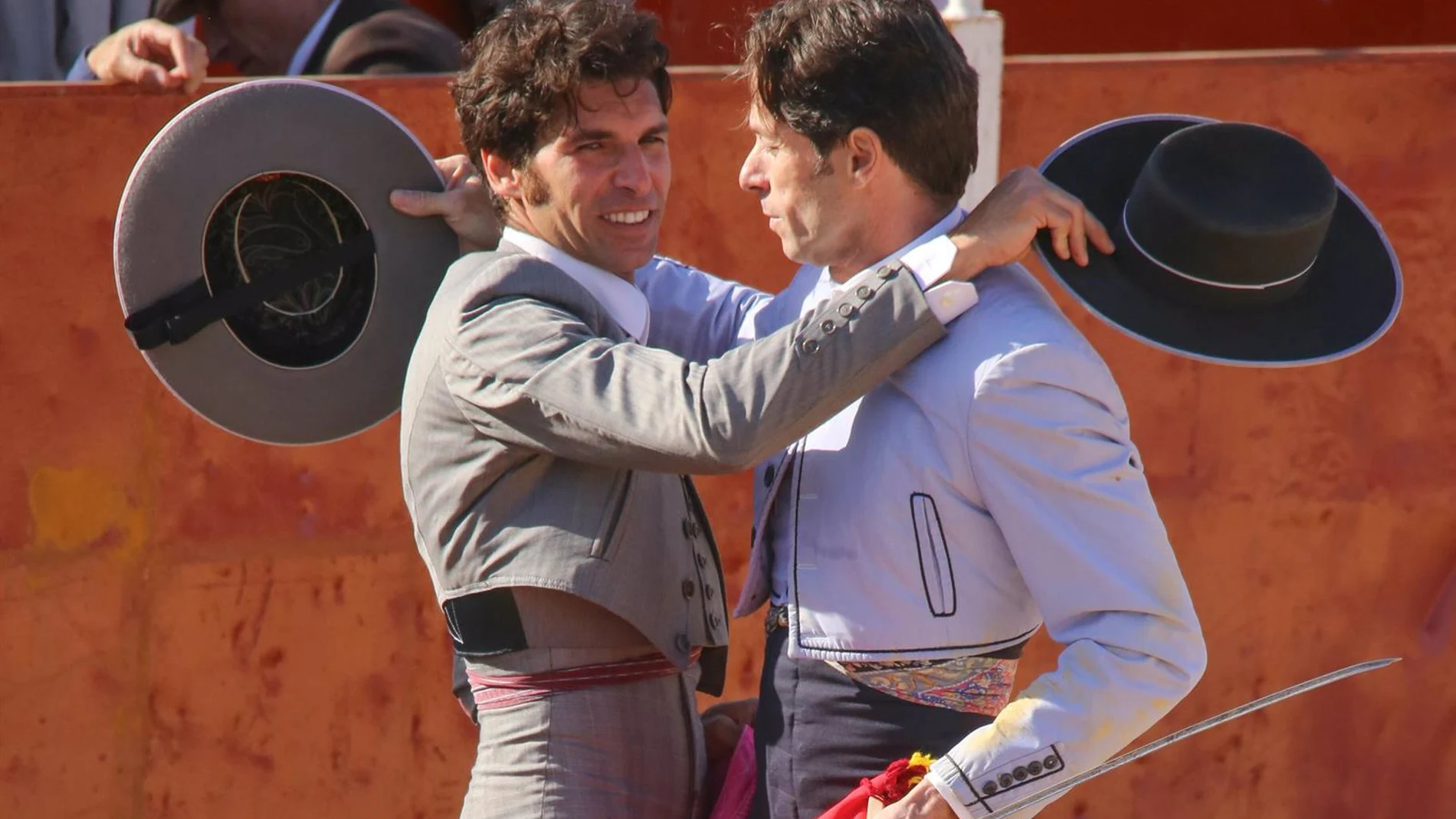 Cayetano y Canales Rivera honran la memoria de Paquirri en una tarde cargada de sentimiento