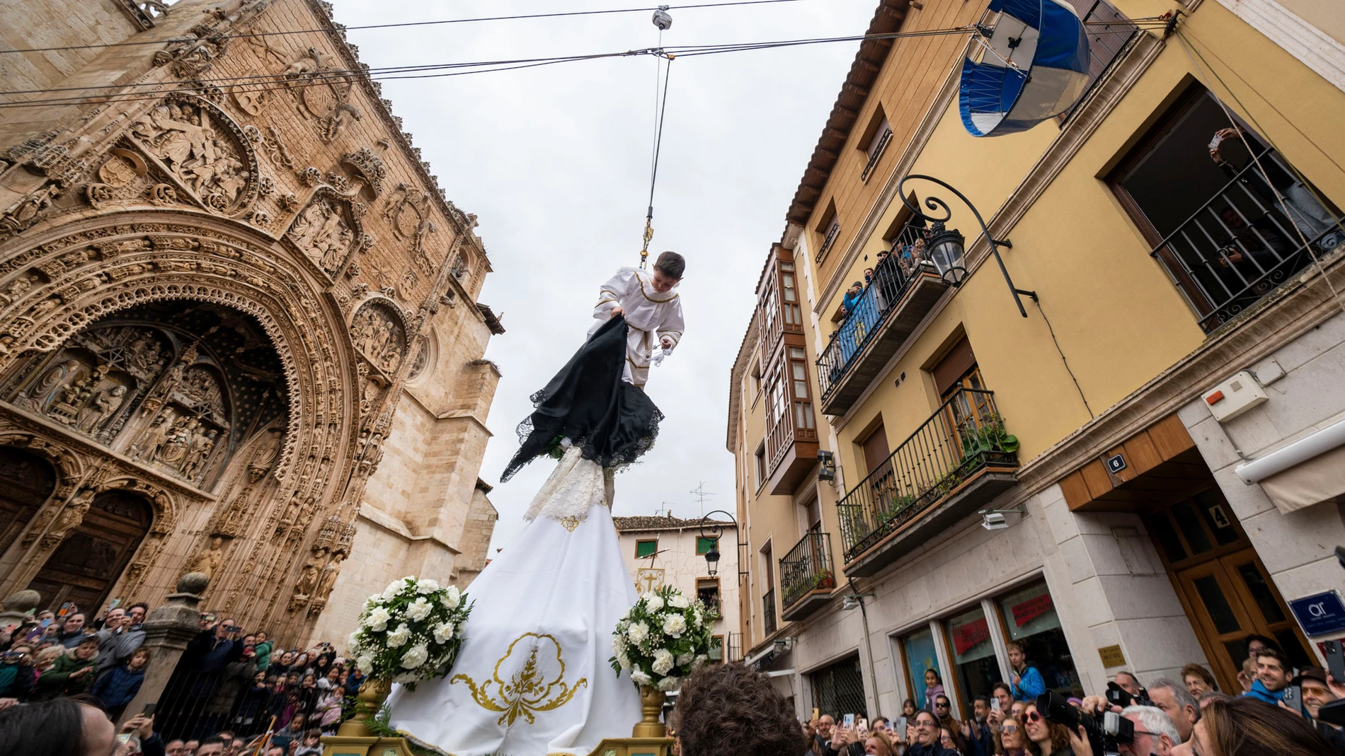 Aranda de Duero (Burgos), 20/04/2025.- La Bajada del Ángel, uno de los actos más antiguos y espectaculares que representa la anunciación de la Resurrección y tiene su origen en los autos sacramentales del medievo. EFE/Paco Santamaría
