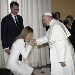 Doña Letizia saluda al papa Francisco, en presencia de Felipe VI, durante la audiencia privada celebrada este mediodía en el Vaticano, en la primera visita oficial de los reyes de España al extranjero.