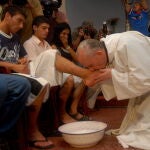  Fotografía de archivo del pasado 20 de marzo de 2008, muestra al arzobispo de Buenos Aires, Jorge Mario Bergoglio, besando los pies a gente pobre y drogadicta, durante la celebración de Jueves Santo en Buenos Aires (Argentina). Bergoglio fue porclamado hoy, miércoles 13 de marzo de 2013, como nuevo Papa, Francisco I. 