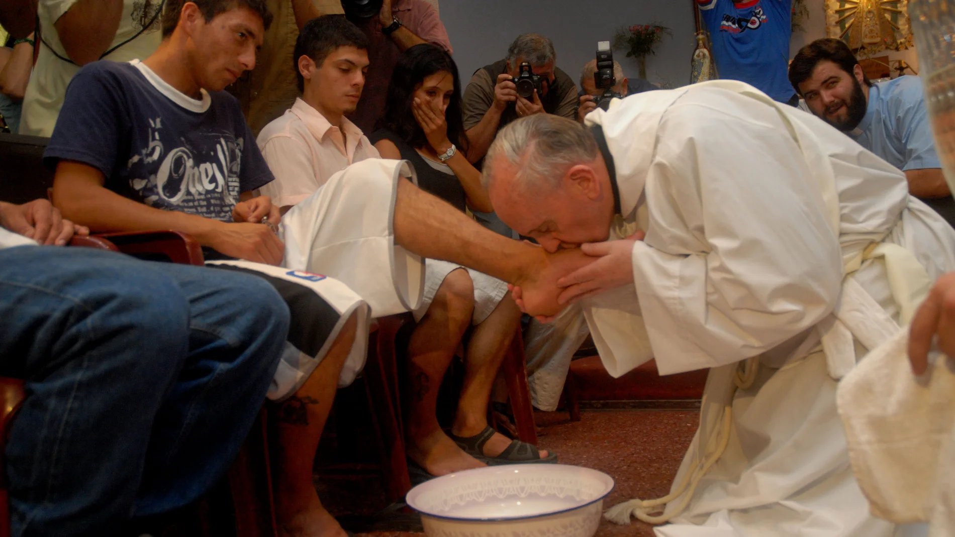 Fotografía de archivo del pasado 20 de marzo de 2008, muestra al arzobispo de Buenos Aires, Jorge Mario Bergoglio, besando los pies a gente pobre y drogadicta, durante la celebración de Jueves Santo en Buenos Aires (Argentina). Bergoglio fue porclamado hoy, miércoles 13 de marzo de 2013, como nuevo Papa, Francisco I.