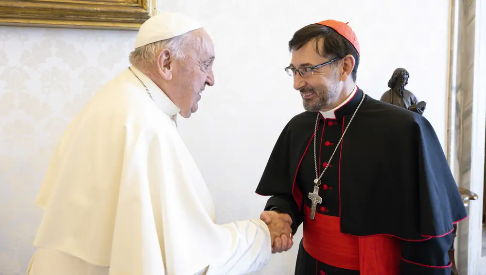El papa Francisco saluda al vicepresidente de la Conferencia Episcopal Española,José Cobo, durante una audiencia privada celebrada en el Vaticano, este viernes
