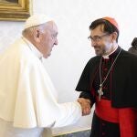  El papa Francisco saluda al vicepresidente de la Conferencia Episcopal Española,José Cobo, durante una audiencia privada celebrada en el Vaticano, este viernes