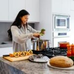 Una mujer cocina un plato catalán muy típico durante la Semana Santa