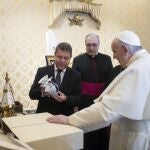 Emiliano García-Page junto al Papa Francisco en Roma, durante la visita oficial que tuvo lugar en mayo de 2021