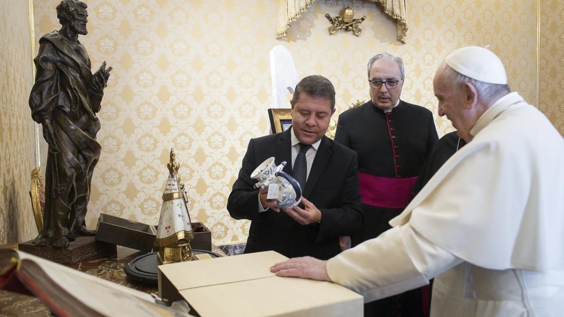 Emiliano García-Page junto al Papa Francisco en Roma, durante la visita oficial que tuvo lugar en mayo de 2021