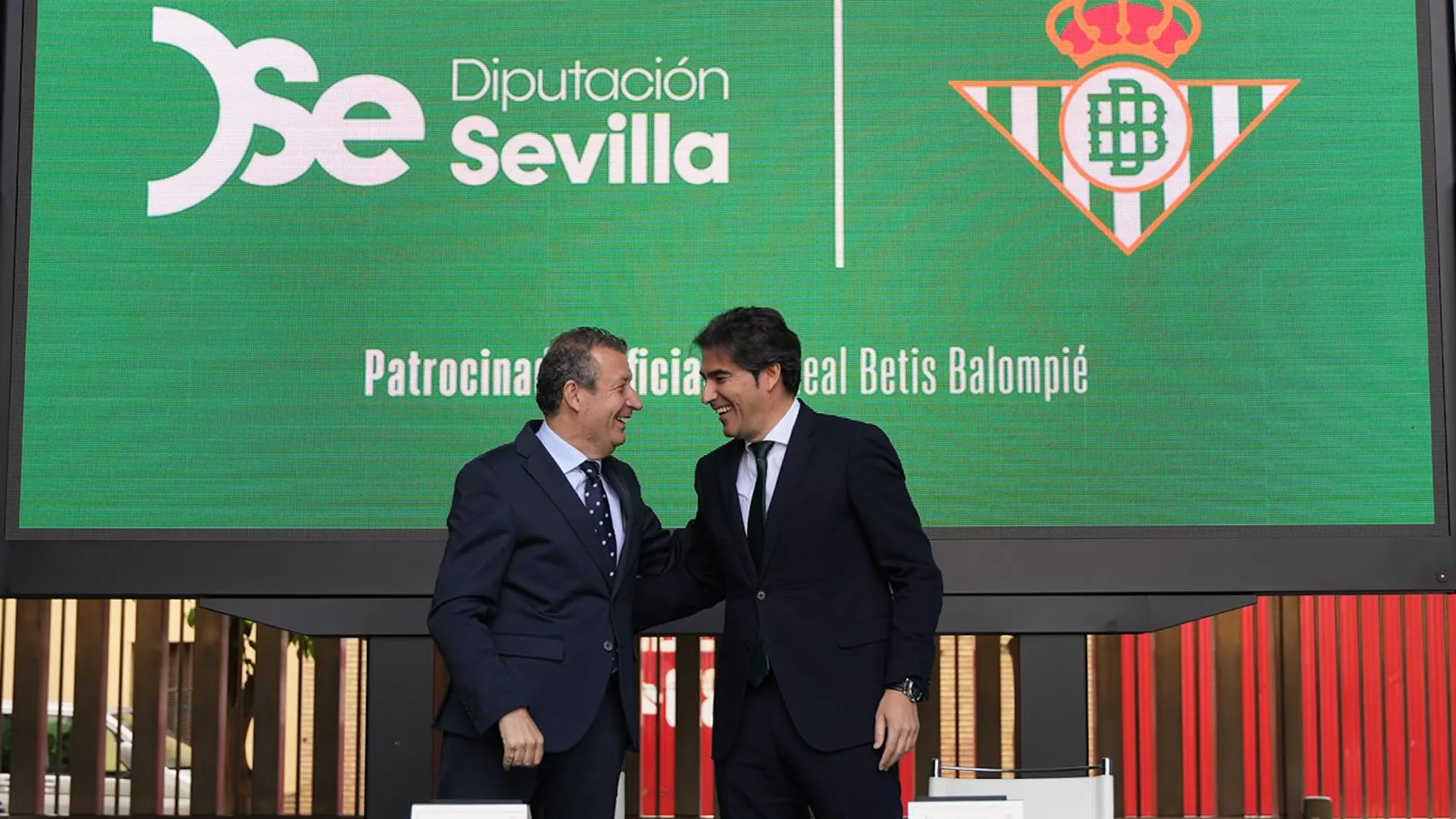 Firma del patrocinio entre el Betis y la Diputación de Sevilla