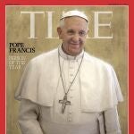 Fotografía donde se aprecia la portada de la revista Time, que eligió al papa Francisco, Persona del Año, denominándolo "el Papa del Pueblo" y destacando sus tempranos inicios por modernizar la Iglesia católica desde que fue elegido para el cargo 