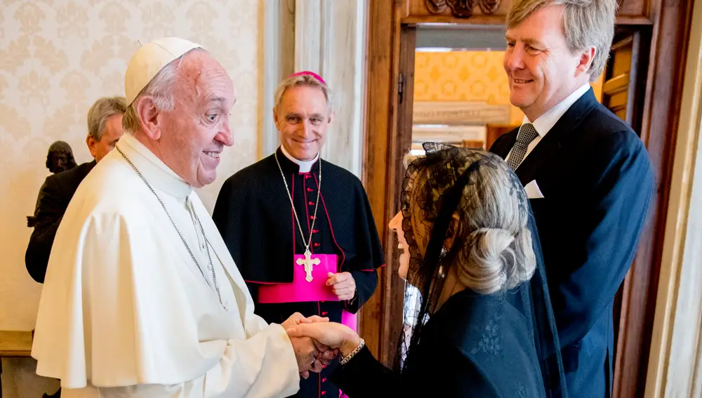 Los Reyes Guillermo y Máxima de los Países Bajos saludan al Papa Francisco