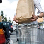 Ten cuidado a la hora se subir la compra al coche: la DGT podrá multarte en esta situación