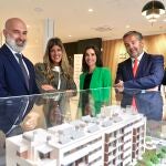 El consejero delegado de LandCo, Alberto Quemada; el director de Promociones, Javier Prieto; la directora Territorial de la Zona Noroeste, Isabel Sierra Cabrera, y la gerente de Promociones Laura Sagrario. 