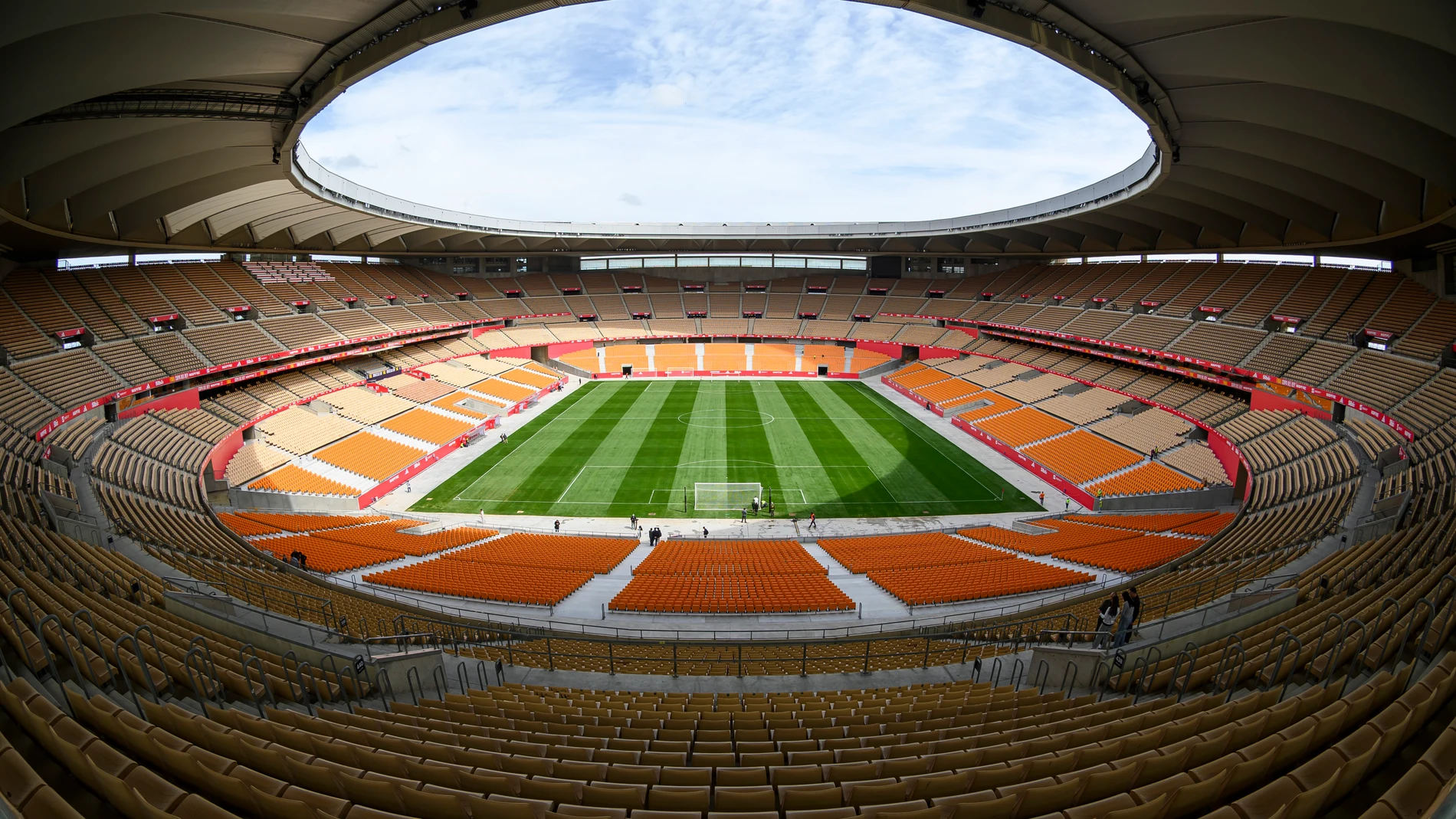 SEVILLA, 21/04/2025.- Imagen del Estadio de la Cartuja que está ya preparado para acoger la final de la Copa del Rey del próximo sábado entre el Real Madrid y el Barcelona tras las obras acometidas para su reforma y ampliación. EFE/ Raúl Caro.