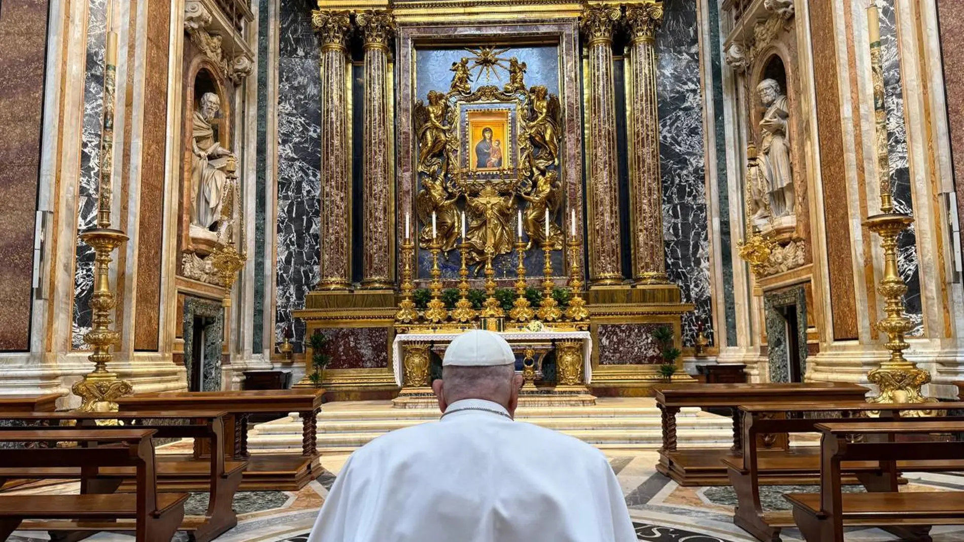 El Papa Francisco el 12 de Abril fue a rezarle a la Virgen a la Basílica Santa María Mayor en donde desea ser enterrado