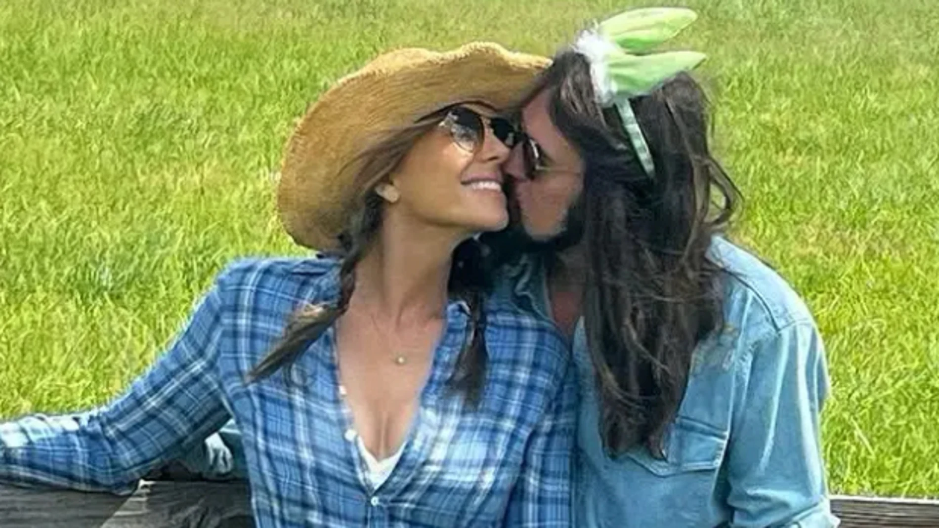 Billy Ray Cyrus y la actriz Elizabeth Hurley