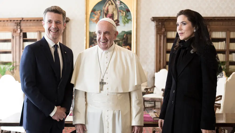 Los Reyes Federico y Mary de Dinamarca, junto al Papa