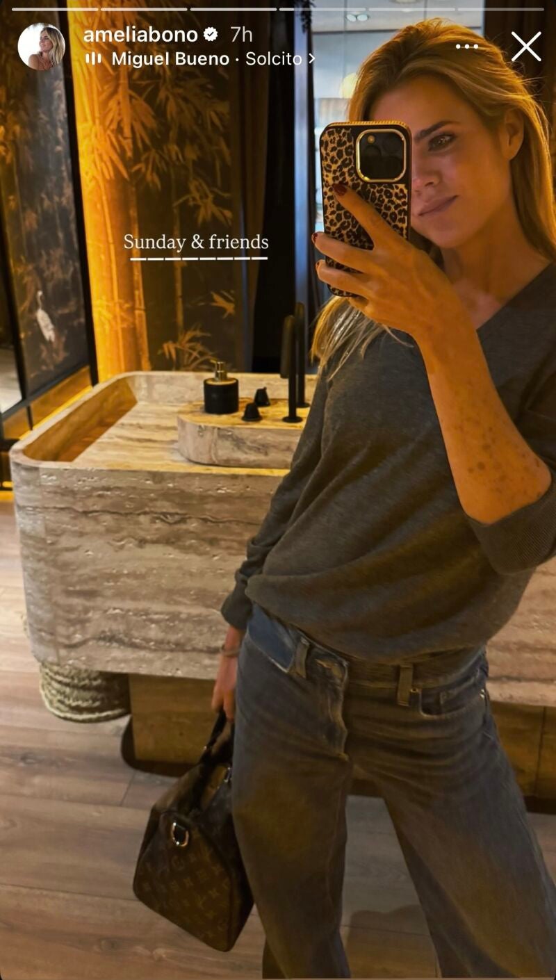 Amelia Bono con look de básicos.