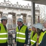 El ministro de Transportes y Movilidad Sostenible, Óscar Puente (2i), durante una visita a la nueva estación de Atotxa, a 13 de febrero de 2025, en San Sebastián, Guipúzcoa, País Vasco (España).