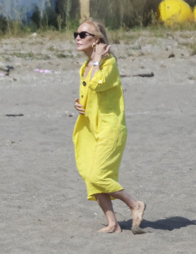 Carmen Lomana con vestido amarillo en la playa de Marbella.
