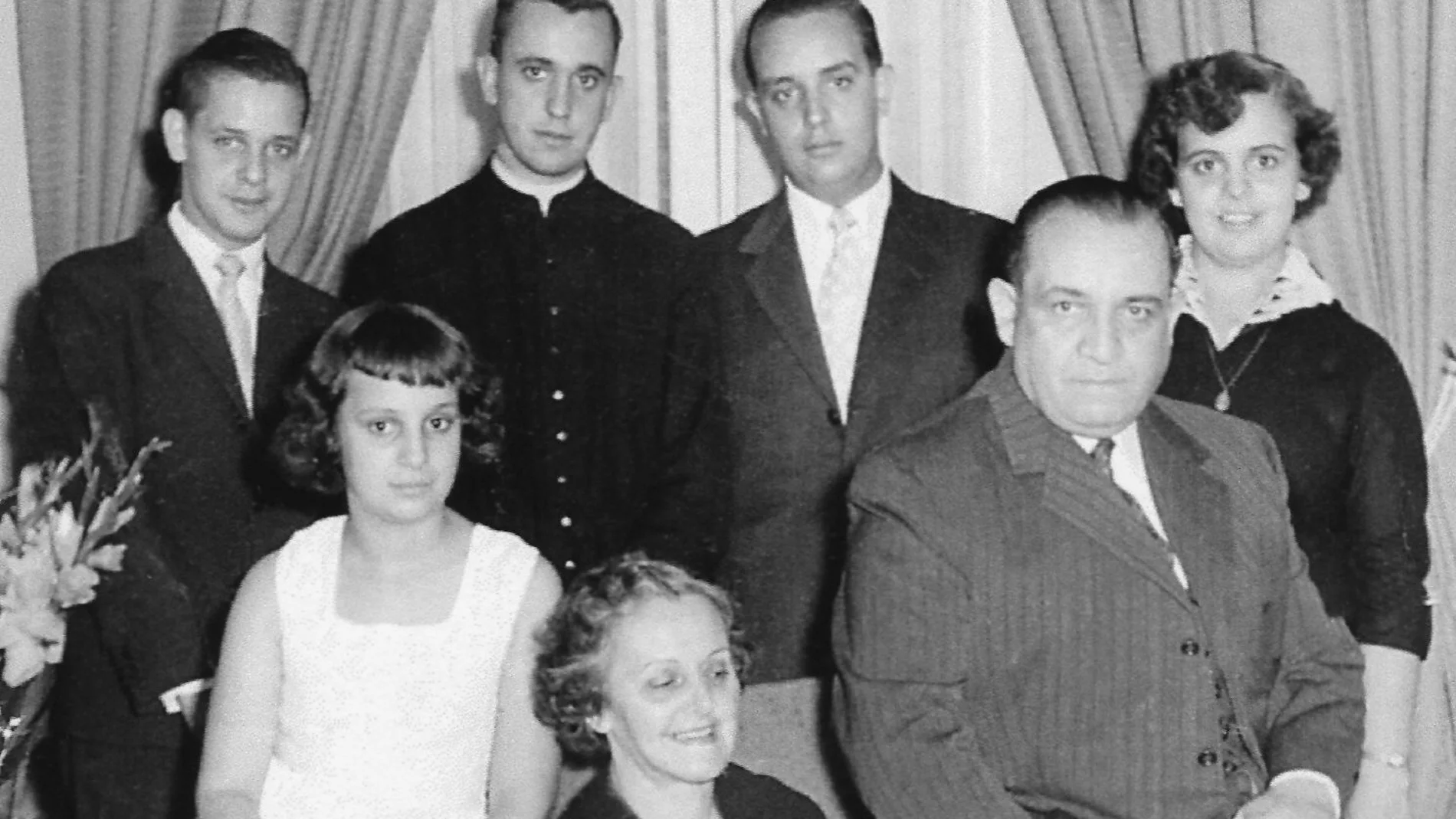Fotografía sin fecha cedida por Ediciones B del libro “El Jesuita: la historia de Francisco, el Papa argentino” de los autores Sergio Rubín y Francesca Ambrogetti donde se ve al jesuita argentino Jorge Mario Bergoglio acompañado de su familia. De izquierda a derecha (de pie), el hermano Alberto Horacio, Jorge Mario Bergoglio, Oscar Adrián y la hermana Marta Regina, (sentados) la hermana María Elena, la madre Regina y el padre Mario José Francisco. Jorge Mario Bergoglio fue elegido como nuevo Papa de la Iglesia Católica y es el primer pontífice latinoamericano en la historia.