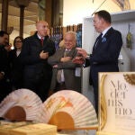 El consejero de Cultura, Gonzalo Santonja, visita la Casa Botines junto al alcalde de León, José Antonio Diez; y el director de FUNDOS, José María Viejo