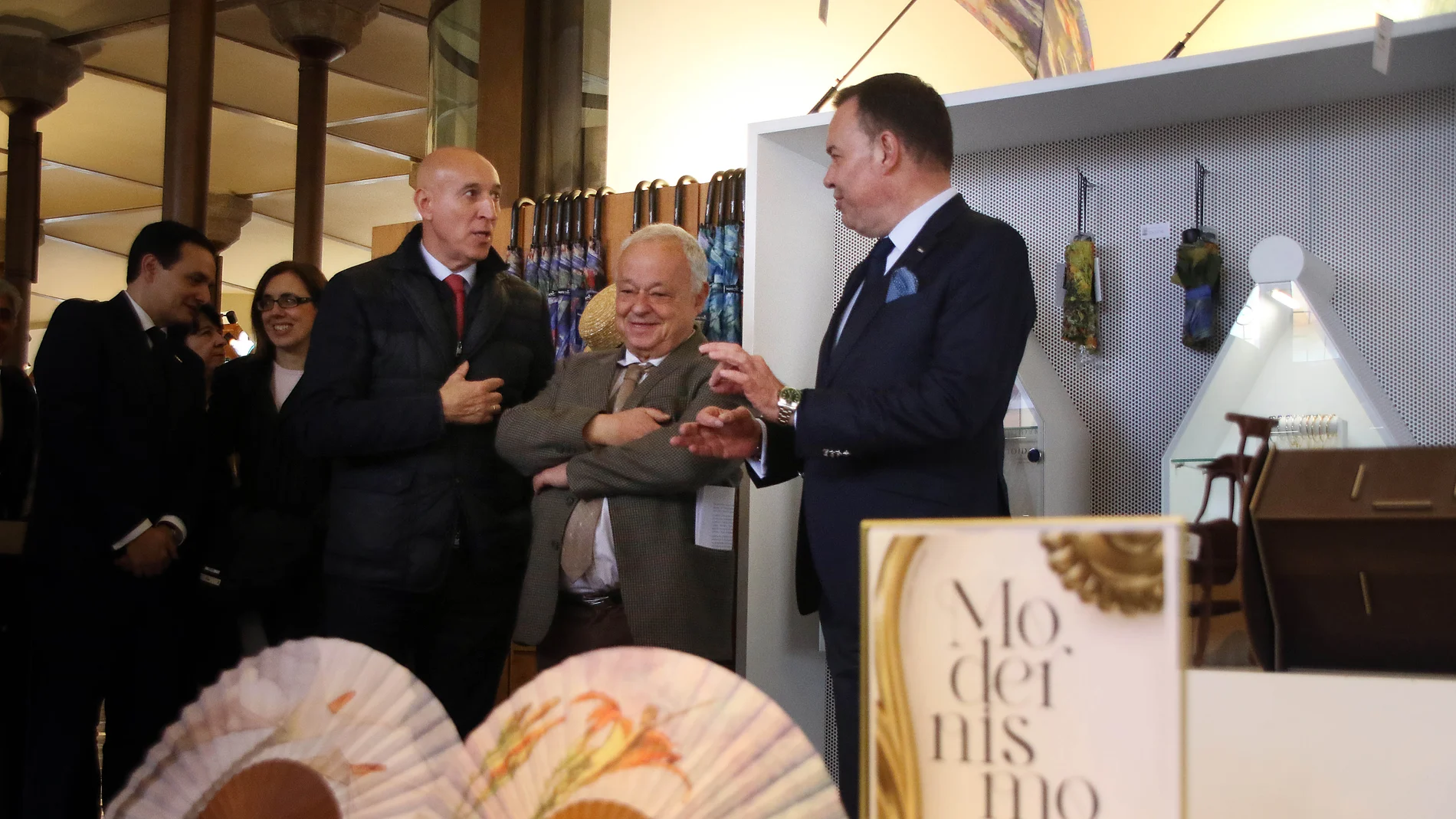El consejero de Cultura, Gonzalo Santonja, visita la Casa Botines junto al alcalde de León, José Antonio Diez; y el director de FUNDOS, José María Viejo